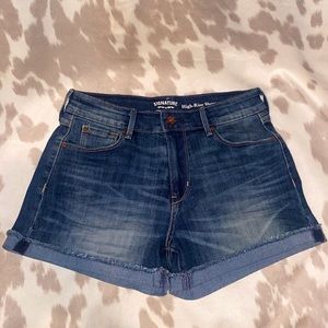Like new Levi’s High rise denim stretchy shorts • women’s size 2 size 26•